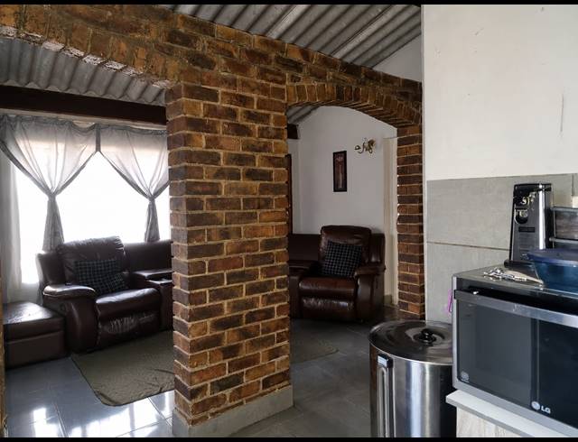 2 BEDROOM HOUSE FOR SALE IN STRETFORD